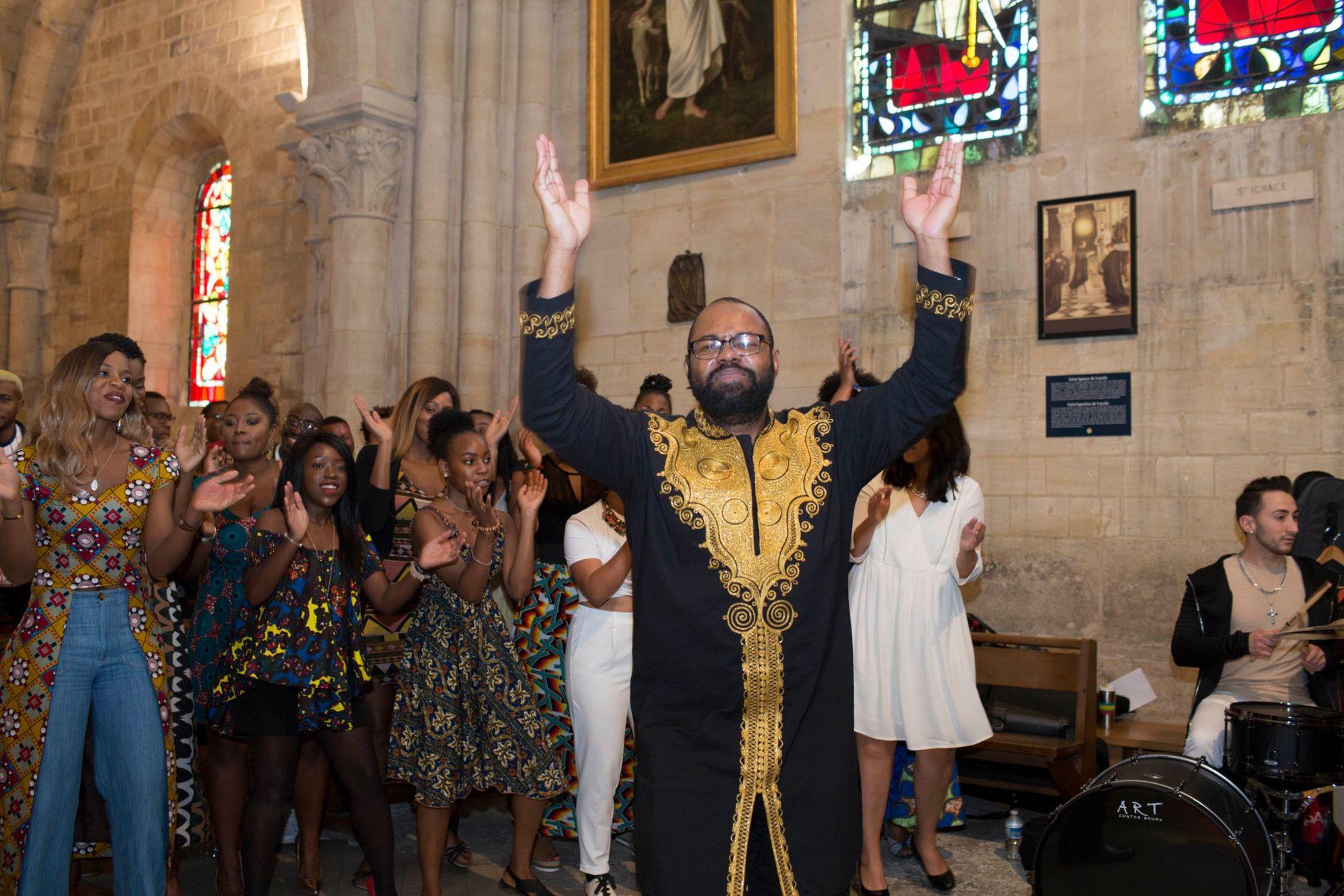 Chœur gospel en concert dans une église, le chef bras levés